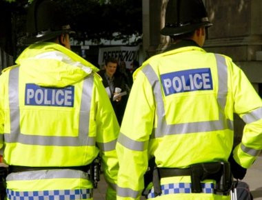 Βίντεο: Έπεσε από το παράθυρο για να γλιτώσει την αστυνομία